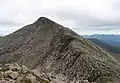 Blick vom westlich liegenden, 1104&nbsp;Meter hohen Vorgipfel Stob Dearg zum Hauptgipfel des Ben Cruachan