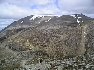 Anblick von Süden, im Vordergrund der Nordgrat des Càrn a’ Mhàim