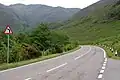 Kurve der A87 im Glen Shiel, links oberhalb die Nordseite des Creag nan Damh