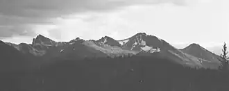 Nordwesten der Bendor Range vom Tyaughton Lake aus mit Mount Truax (links)