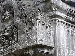 Feine Reliefs des Pediments