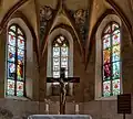 Altar und Buntglasfenster im Chor (2024)