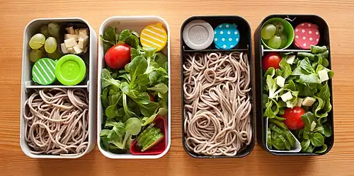 Vegetarisches Soba-Bentō mit grünem Salat und Obst