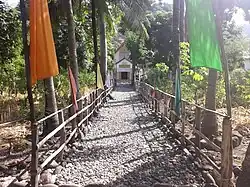 Die Hauptstraße des Dorfes endet an der protestantischen Kirche