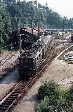 144 507-1 rangiert im Mai 1980 mit einer Schwestermaschine ein paar Reisezugwagen im Bahnhof, bevor sie den E&nbsp;799 (ab Freilassing: D 799) nach Kassel übernehmen. Links ist der Lokschuppen und im Hintergrund sind die Ladegleise für den Güterverkehr zu erkennen.