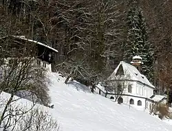 Maria am Berg (li.: Apsis mit Längsseite; re.: Frontansicht mit Eingang)