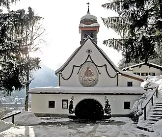 Maria am Berg (li.: Apsis mit Längsseite; re.: Frontansicht mit Eingang)