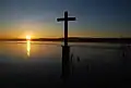 Holzkreuz im flachen Uferwasser bei Berg zur Erinnerung an den Tod von König Ludwig&nbsp;II.