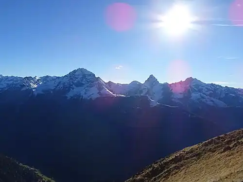 Blich nach Südwesten zu den Bergüner Stöcken mit (v.&nbsp;l.&nbsp;n.&nbsp;r.) Piz Ela, Tinzenhorn und Piz Mitgel.