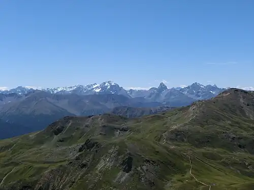 Blick nach Südwesten zu den Bergüner Stöcken (v. l. n. r. Piz Ela, Tinzenhorn und Piz Mitgel).