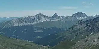 Bergüner Stöcke mit Piz Mitgel, Tinzenhorn und Piz Ela (v.&nbsp;l.&nbsp;n.&nbsp;r.), aufgenommen vom Piz Alv