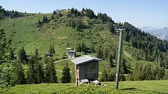 die Baumgartenhöhe mit der Bergstation der Seilbahn