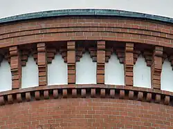 Ziermauerwerk mit Putzblenden unterhalb des Behälterbereichs