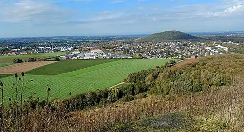 Blick Richtung Norden. Mittig Bergehalde Grube Adolf, Merkstein