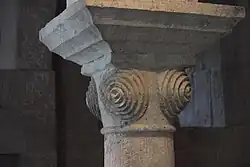 Kapitell mit Spiralen