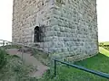 Blick auf die Nordecke des Bergfrieds mit heutigem Eingang