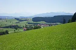 Stellenweise gibt es Ausblicke auf die Allgäuer Alpen, hier bei Ermengerst. Der Allgäu-Radweg durchfährt den Ort ebenfalls auf der Bahntrasse.