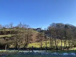 Bergstadt in der Landschaftskulisse