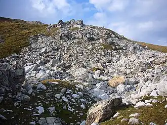 Schutt- oder Bergsturzkegel sind für die Region charakteristisch; auch solche ohne dazugehörenden Berg