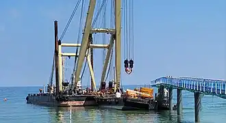 Arbeitsponton verkeilt an der Seebrücke