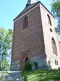 Kirchturm vom Eingang des Kirchhofes