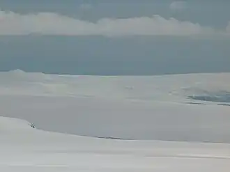 Blick vom Kuzman Knoll über den Berkowiza-Gletscher auf den Snow Peak (links)