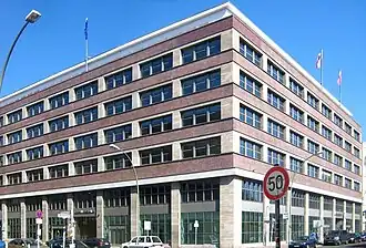 Das Grenanderhaus in Berlin-Mitte. Das Bürogebäude entstand 1928–1930 nach Entwürfen von Alfred Grenander als Verwaltungsbau für die Berliner Verkehrsbetriebe. (Grenanderhaus)[3]