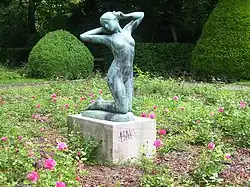 Erwachendes Mädchen von Josef Limburg im Rosengarten aus dem Jahr 1906