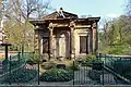 Grabmal der Familie Berlinicke auf dem Kirchhof an der Dorfkirche Tempelhof
