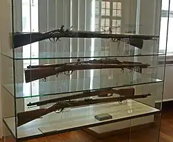 v.&nbsp;o.&nbsp;n.&nbsp;u.: Muskete 1770, Dreyse-Zündnadelgewehr 1854, Infanteriegewehr 1871. Zitadelle Spandau