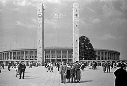 Besucher vor dem Osttor, 1936. Am Preußenturm (rechts) befand sich ein Hakenkreuz.