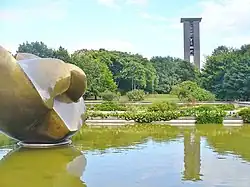 Seitenansicht bei halbgefüllten Wasserbecken mit Carillon im Hintergrund