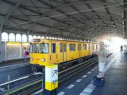 Fahrkartenentwerter auf dem Bahnsteig der Station Prinzenstraße, Berlin