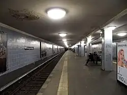 U-Bahnhof Weinmeisterstraße, U8, (1930). Grenanders Prinzip der „Kennfarbe“ ist hier gut erkennbar