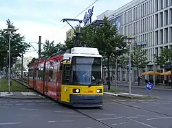 Straßenbahn vor dem Filmpalast Cinestar