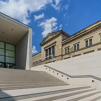 Zugangstreppe und das Neue Museum (2019)