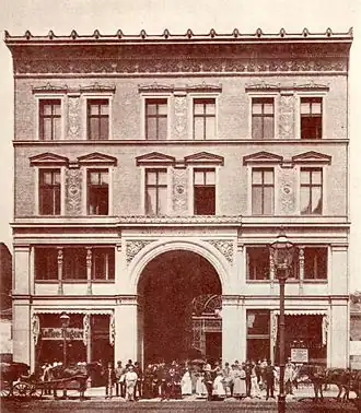 Vorderhaus an der Dorotheenstraße 29 (heute 84) um 1890, hinter der Durchfahrt ist der Eingang der Markthalle zu erkennen