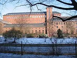 „Kathedrale der Elektrizität“, denkmalgeschütztes ehemaliges Umspannwerk am Berliner Paul-Lincke-Ufer, gebaut 1924/28 nach Plänen von Hans Heinrich Müller