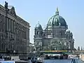 Berliner Dom von der Spree aus gesehen, links der Neue Marstall