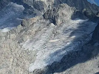 III. Hornspitze (Berliner Spitze) von Westen aus gesehen mit Normalweg, rechts daneben II. Hornspitze, vorn das Hornkees, hinten links das Schwarzensteinkees; Gletscherstand August 2022