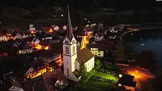 Der Berlinger Kirchturm und der Friedhof von Berlingen bei Nacht.