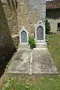 Alte Gräber bei der Kirche