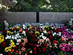 Bernhard Berghaus (1896–1966) Rüstungsunternehmer. Familiengrab auf dem Friedhof Witikon, Zürich. Edmond Saran (* 8. November 1934; † 14. März 1986), Odette Saran (* 18. September 1911; † 5. Januar 1999), Bernhard Viktor Berghaus (* 11. Dezember 1937; † 18. August 2010), Bernhard Viktor Berghaus (* 11. Dezember 1937; † 18. August 2010), Lillyclaire Edmee Berghaus-Saran (1939–2020).
