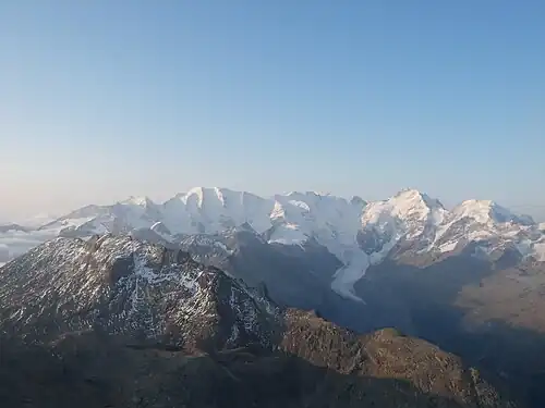 Blick nach Süden zur Berninagruppe mit (v.&nbsp;l.&nbsp;n.&nbsp;r.) Piz Cambrena, Piz Palü, Bellavista, Piz Zupò, Piz Argient, Crast’ Agüzza, Piz Bernina, Piz Scerscen und Piz Morteratsch. Vor dem Gebirgszug der Morteratschgletscher, ganz vorne links der Piz Albris.