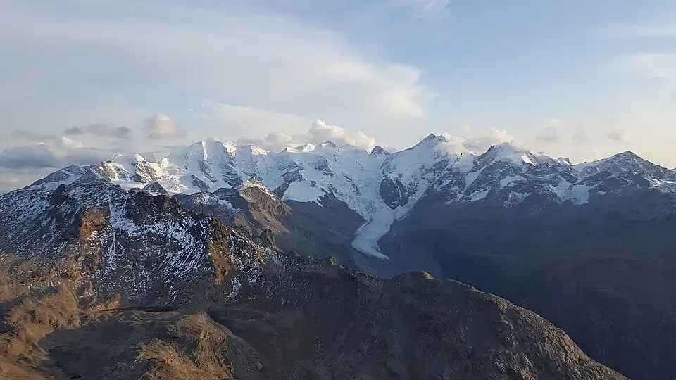Blick nach Süden zur Berninagruppe mit (v.&nbsp;l.&nbsp;n.&nbsp;r.) Piz Caral, Piz d’Arlas, Piz Cambrena, Piz Palü, Piz Spinas, Bellavista, Piz Zupò, Piz Argient, Crast’ Agüzza, Piz Bernina, Piz Prievlus, Piz Morteratsch, Piz Boval und Piz Tschierva. Vor dem Gebirgszug der Morteratschgletscher, ganz vorne links der Piz Albris