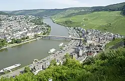 Die Mosel bei Bernkastel mit Brücke zu Kues