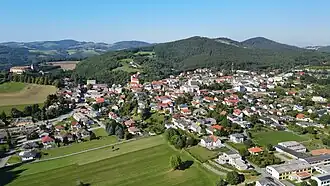Südansicht von Bernstein mit der Burg links im Hintergrund