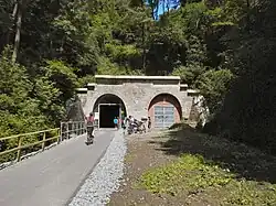 Renovierte Tunnelmünder Südportal, links Weströhre mit Radweg