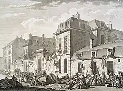 Schwarz-Weiß-Zeichnung der Straßenfassade des Hôtels, auf das der Betrachter nicht frontal, sondern schräg sieht. Aus vielen Fenstern des Gebäudes werfen Personen Einrichtungsgegenstände hinaus auf die Straße, wo eine aufgebrachte Menschenmenge dabei ist, diese zu zerstören oder zu stehlen.