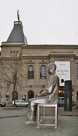 Bertolt-Brecht-Denkmal auf dem Bertolt-Brecht-Platz vor dem Theater am Schiffbauerdamm